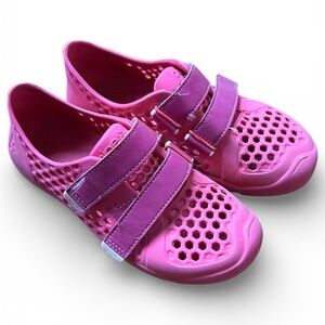 Plae size 2 Mimo water shoe in fuchsia 

#kiddoscloset #plae #mimo